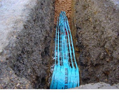 TYPAR Detectamesh detectable tape laid over a water main pipe